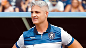 Técnico Rodrigo Santana precisará ajustar time para o clássico - Crédito: Thiago Gomes