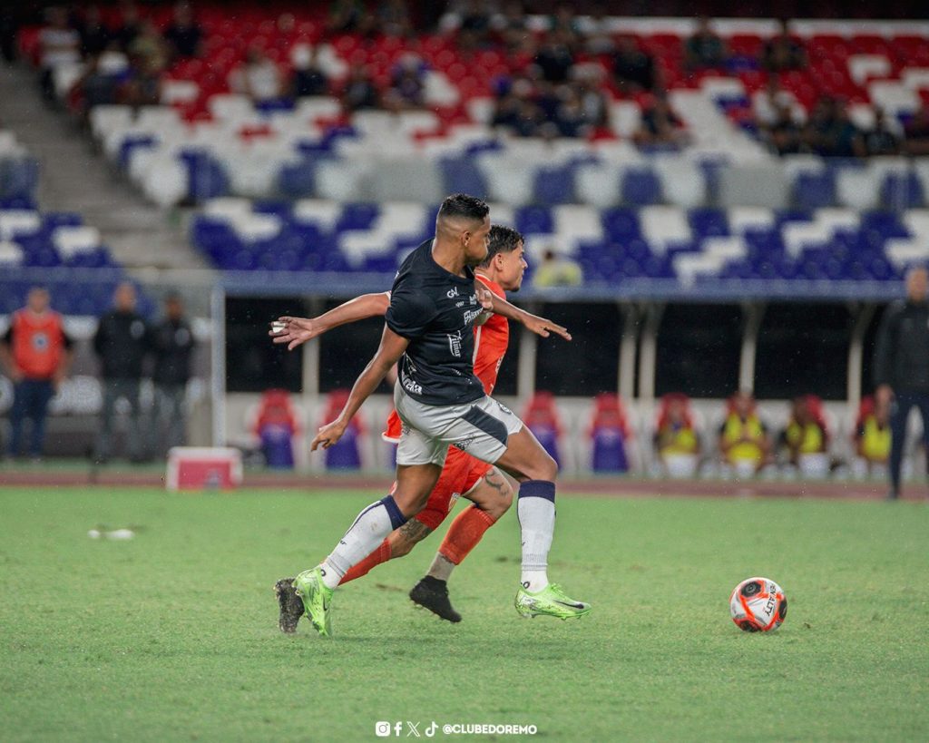 Jogadores de Remo e Capitão Poço no confronto desta segunda (3) - Crédito: Samara Miranda/ASCOM Remo