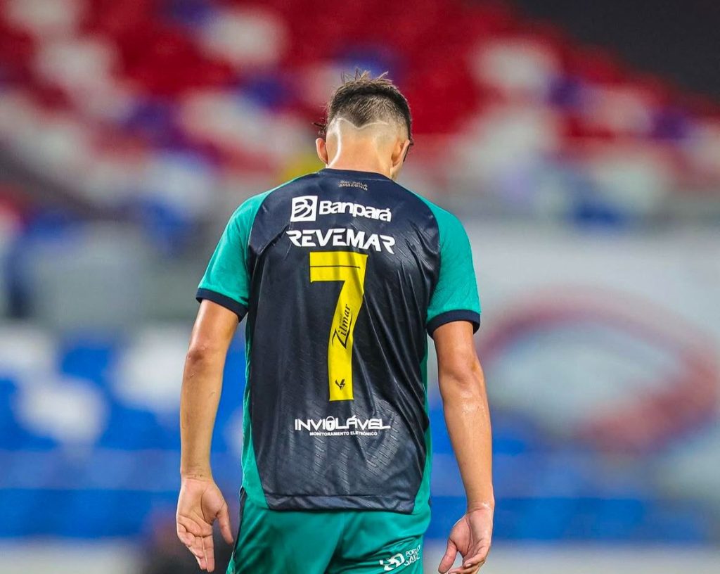 Jogador com a camisa azulina número 7 - Crédito: Redes Sociais/Instagram do Pavani