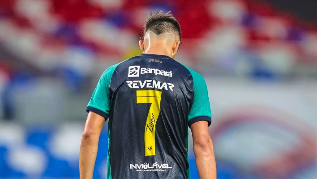 Jogador com a camisa azulina número 7 - Crédito: Redes Sociais/Instagram do Pavani