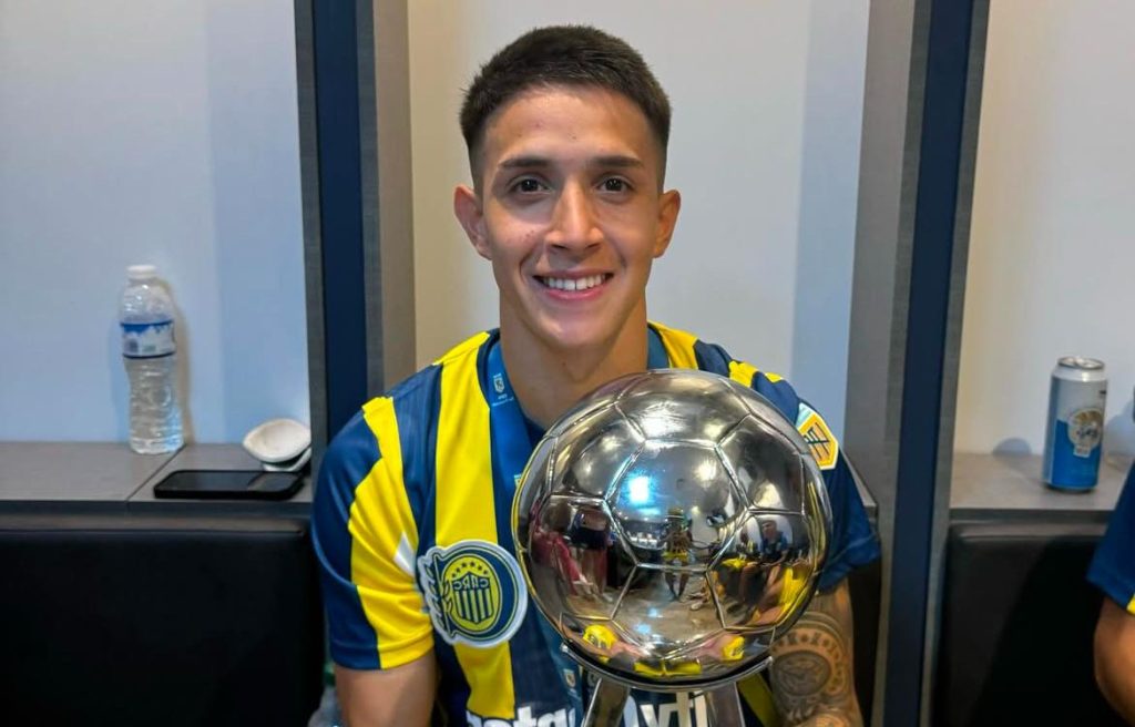 Lateral com taça conquistada com o Rosário Central - Crédito: Reprodução/Redes Sociais de Alan Rodríguez