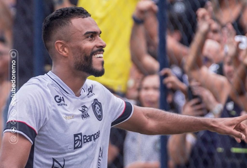 Jogador Dener comemorando com a torcida - Crédito: Reprodução/Redes sociais do Dener