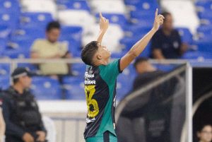 Kadu comemorando com a camisa azulina - Crédito: Reprodução/Redes Sociais do atleta