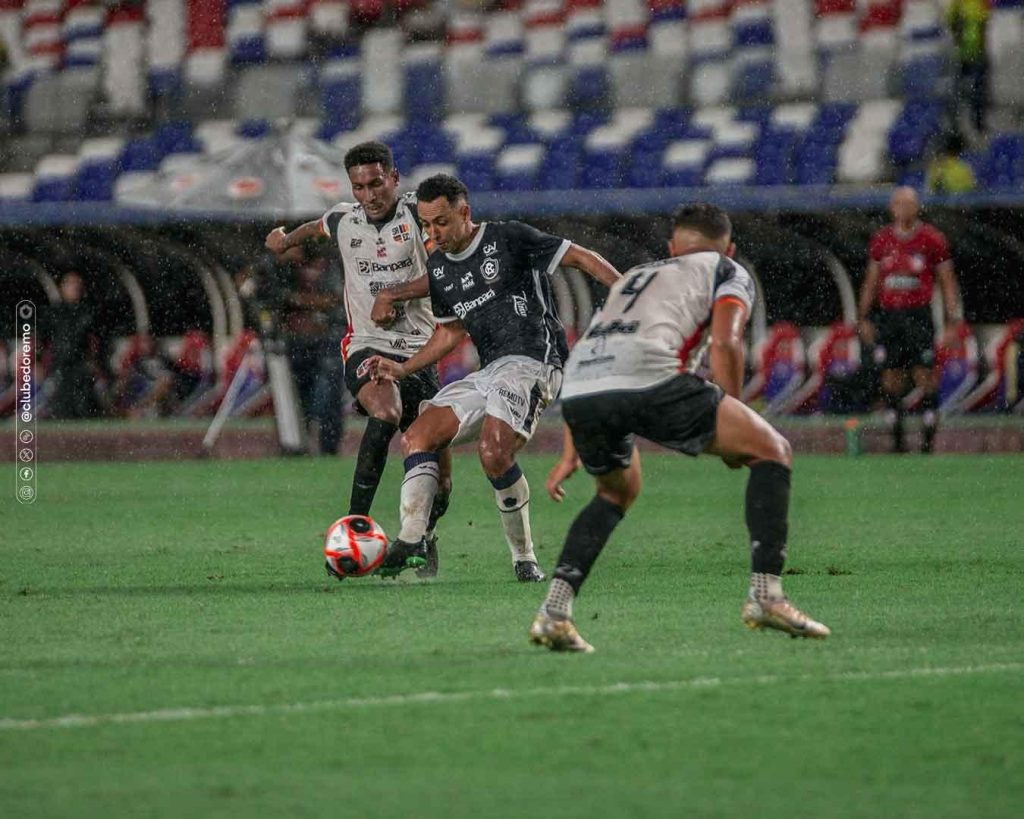 Disputa de bola - Crédito: Samara Miranda/Ascom