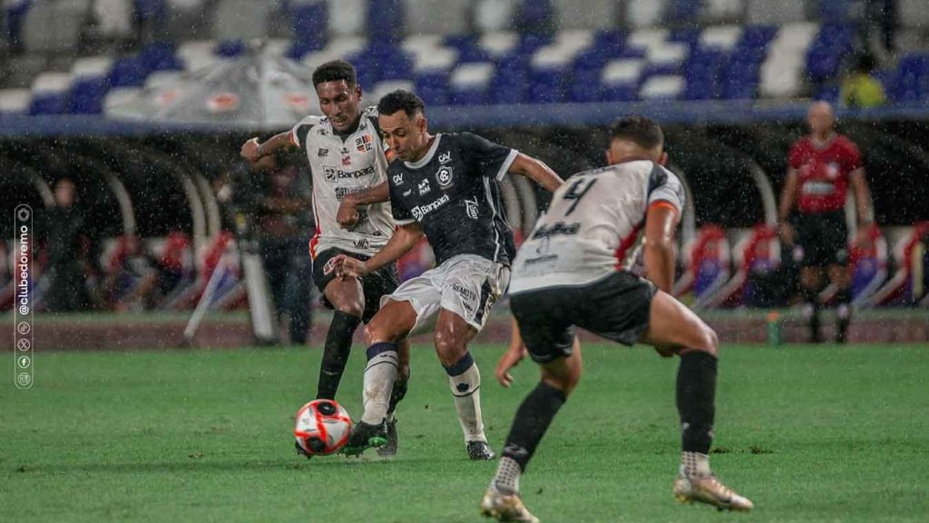 Disputa de bola - Crédito: Samara Miranda/Ascom