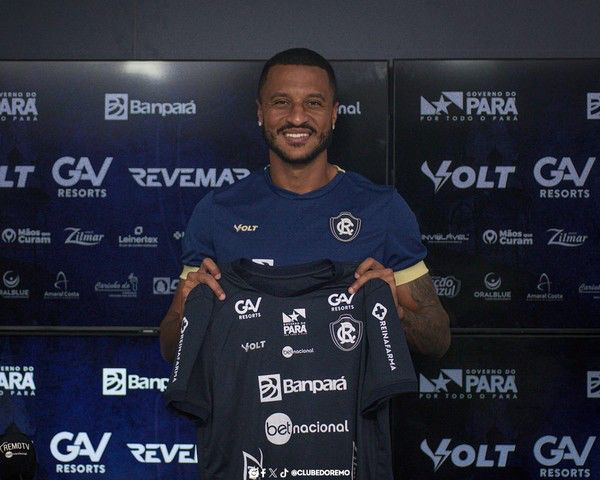 Zagueiro no momento em que foi apresentado no clube - Crédito: Samara Miranda/Ascom
