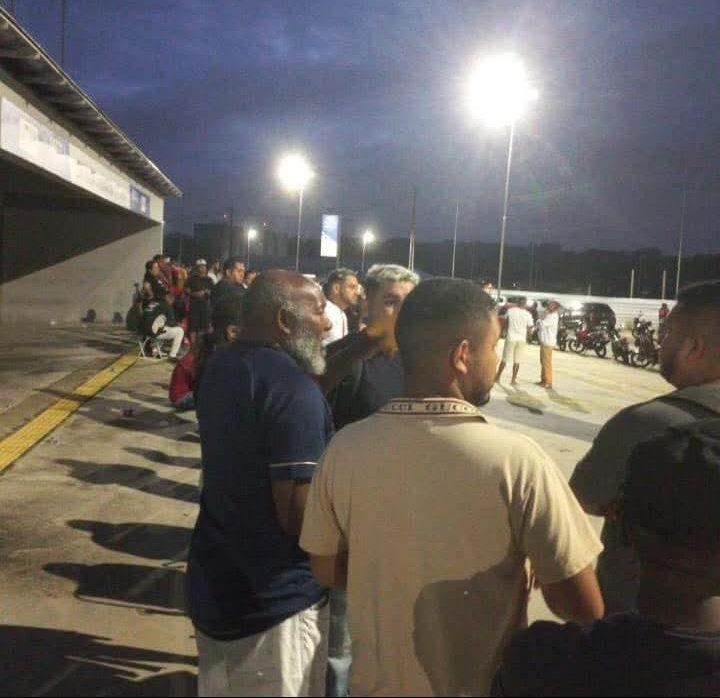 Torcedores se aglomeram por gratuidades - Crédito: Rodrigo Cabral