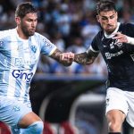 Disputa de bola no clássico RexPa - Crédito: Samara Miranda/Remo