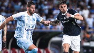 Disputa de bola no clássico RexPa - Crédito: Samara Miranda/Remo