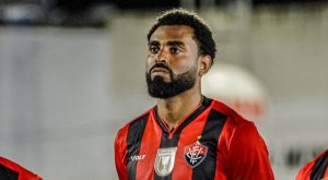 Caio Vinicius atuando pelo Vitória - Crédito: Reprodução/Redes sociais do Vitória