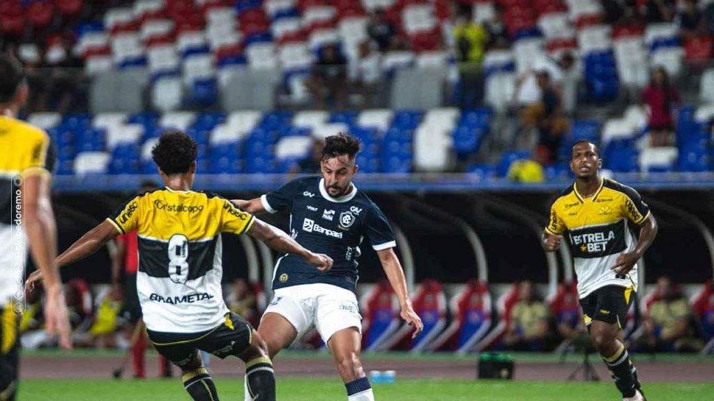 Disputa de bola entre Leão e equipe catarinense - Crédito: Samara Miranda/Ascom Remo
