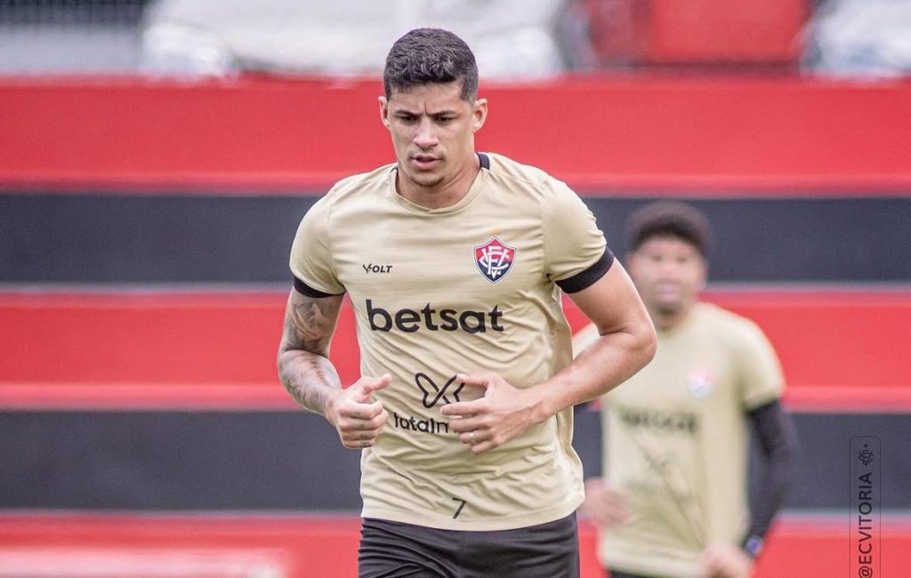 Zagueiro atua no Vitória atualmente - Crédito: Reprodução/Redes sociais do jogador