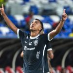 Meia azulino Dodô - Crédito: Samara Miranda/Remo