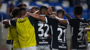 Plantel azulino no gramado - Crédito: Samara Miranda/Remo