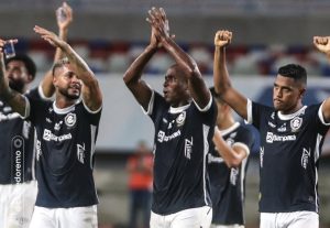 Jogadores comemoram com a torcida - Crédito: Samara Miranda/Remo