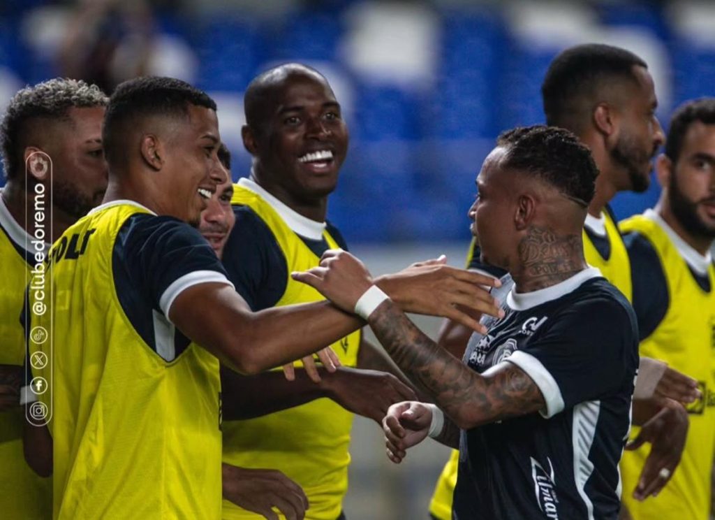 Janderson comemora com o plantel - Crédito: Samara Miranda/Remo