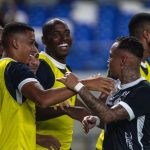 Janderson comemora com o plantel - Crédito: Samara Miranda/Remo