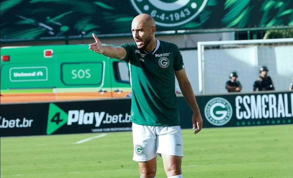 Régis não fez boa passagem no esmeraldino - Crédito: Reprodução/Redes sociais do jogador