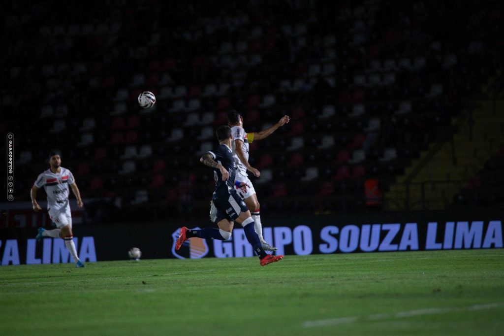 Disputa de bola no Estádio Nicnet - Crédito: Samara Miranda/Remo